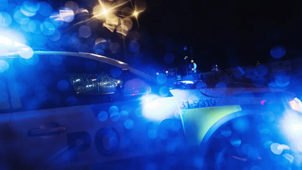 Pojken ska vara klädd i en grå jacka, turkos mössa, svarta mjukisbyxor och en grönblå huvtröja.