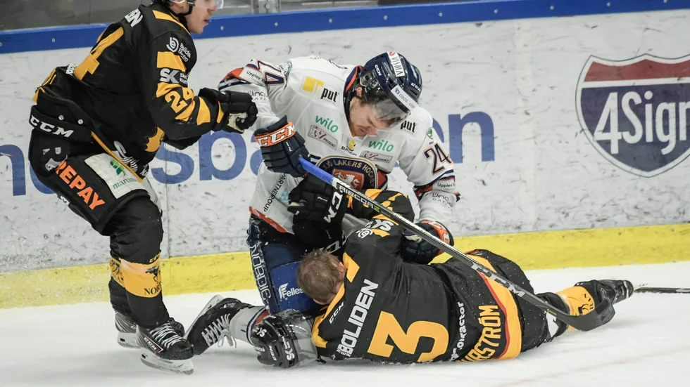 Brendan Shiinimin och Niclas Burström hade en dust i den tredje perioden. Det spelade mindre roll. AIK föll ändå med 1–4 och noterade sin femte förlust på sex matcher.