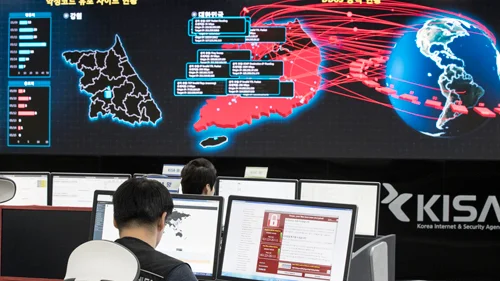 Sydkoreanska it-säkerhetsarbetare analyserar en attack som misstänks ha kommit från Nordkorea. Arkivbild.