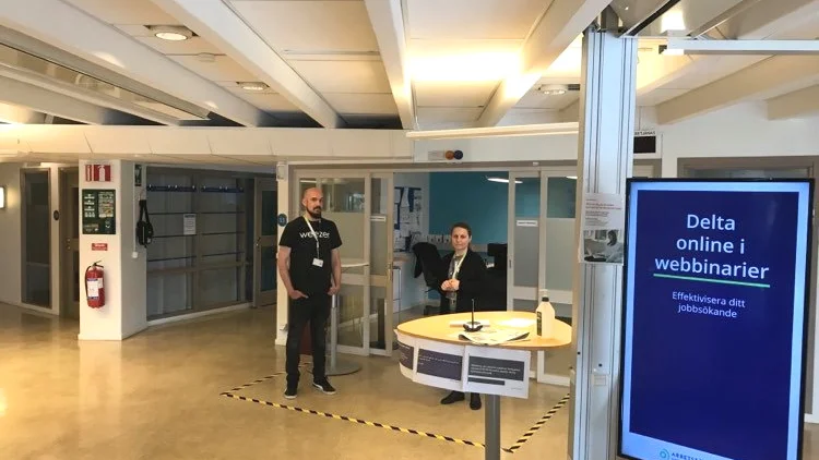 I coronasmittans spår ökar arbetslösheten i länet - och det är bara början. Trots utvecklingen är det få besökare på arbetsförmedlingens kontor i Nyköping, berättar Markus Östmark och Nadera Bozawa.