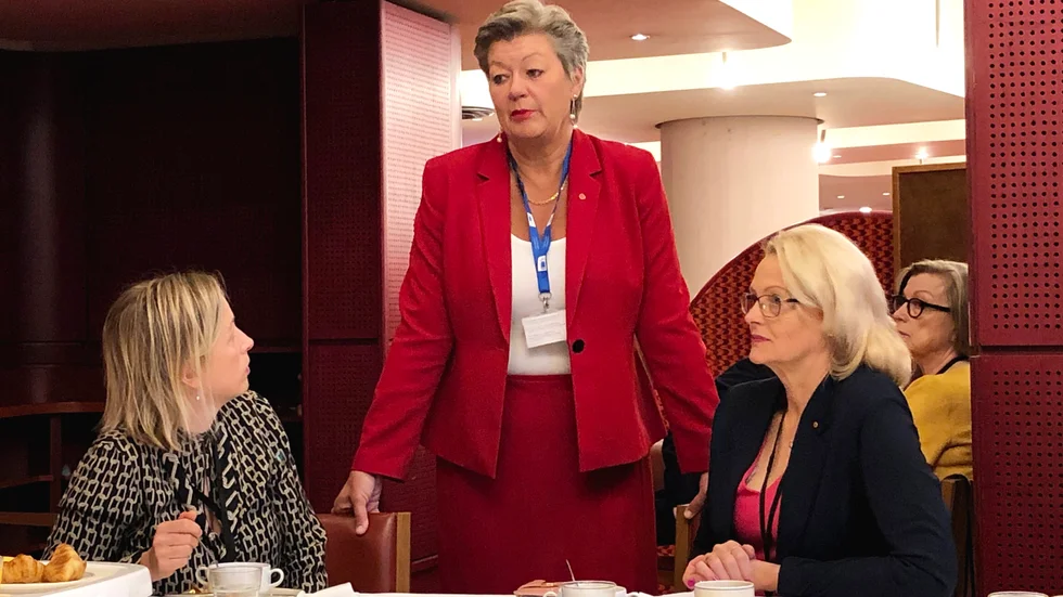 Även nya EU-kommissionären Ylva Johansson (mitten), här tillsammans med Europaparlamentarikern Jytte Guteland och Heléne Fritzon, kraftsamlar mot coronakrisen.
