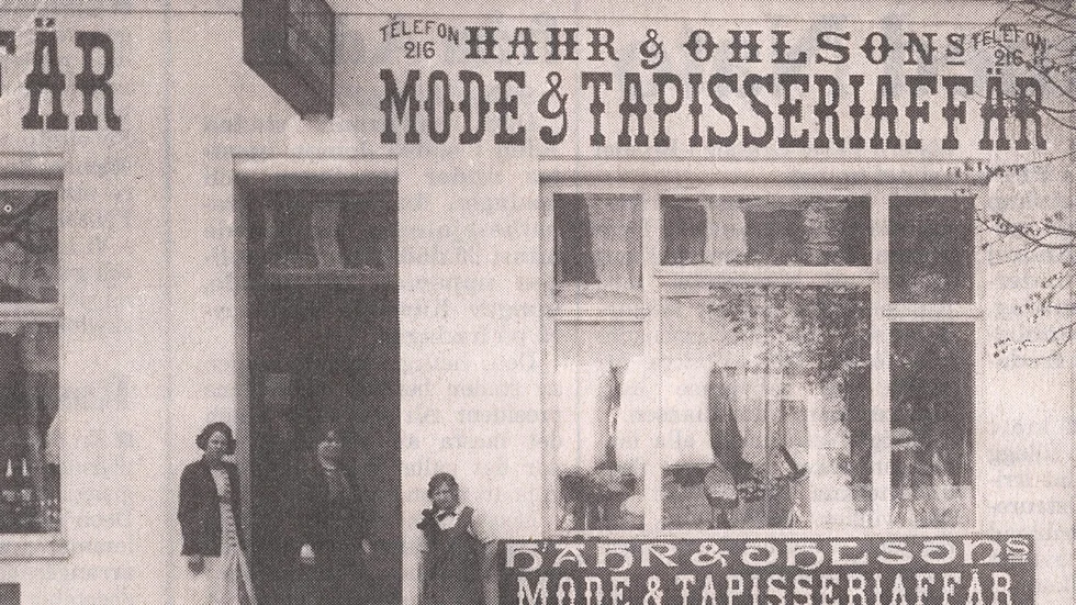 I Hahr & Ohlsons Mode- och Tapsseriaffär började Thorborg som elev. Här ses hon längst till höger på bilden från 1913. 