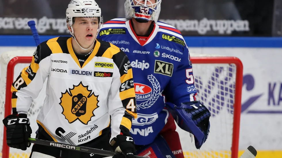 Skellefteås Jonatan Berggren och Oskarshamns Fredrik Pettersson-Wentzel under torsdagens ishockeymatch i SHL mellan IK Oskarshamn och Skellefteå AIK i Be-Ge Hockey Center. 