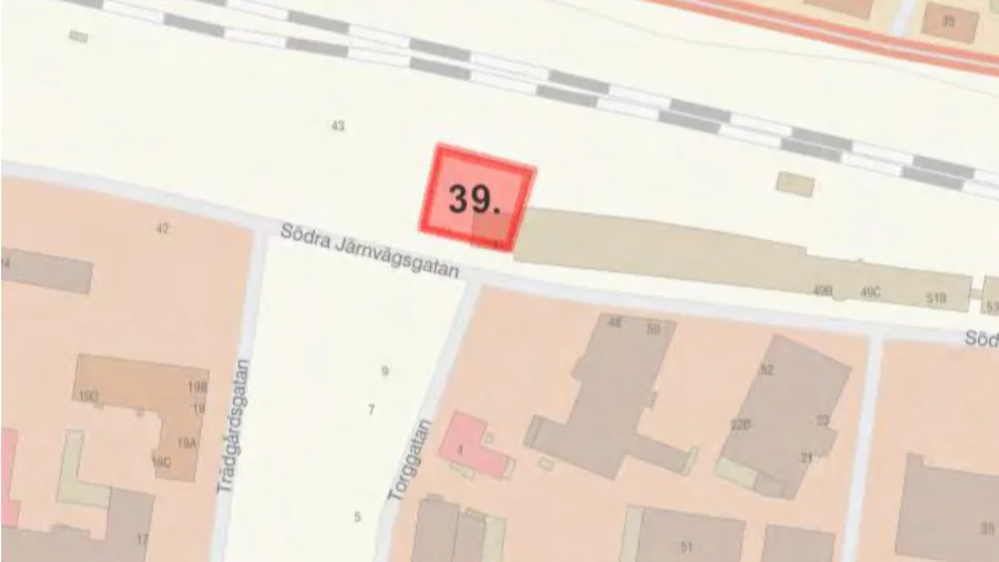 Den röda rutan visar var parkeringshuset är tänkt att byggas. Det grå huset ägs av Skellefteå Industrihus, och delar av huset kan behöva rivas. 