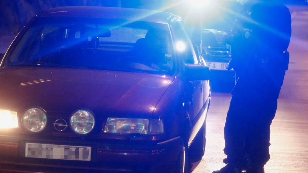Vår granskning visar nu att även en man som dömts för sexualbrott mot barn har kört svarttaxi, i det här fallet i stor omfattning.