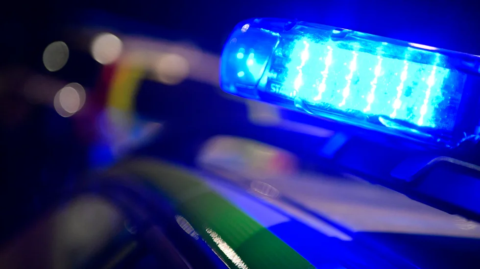 Polis stoppade förare. Vid kontroll visade sig bilen vara anmäld som stulen.