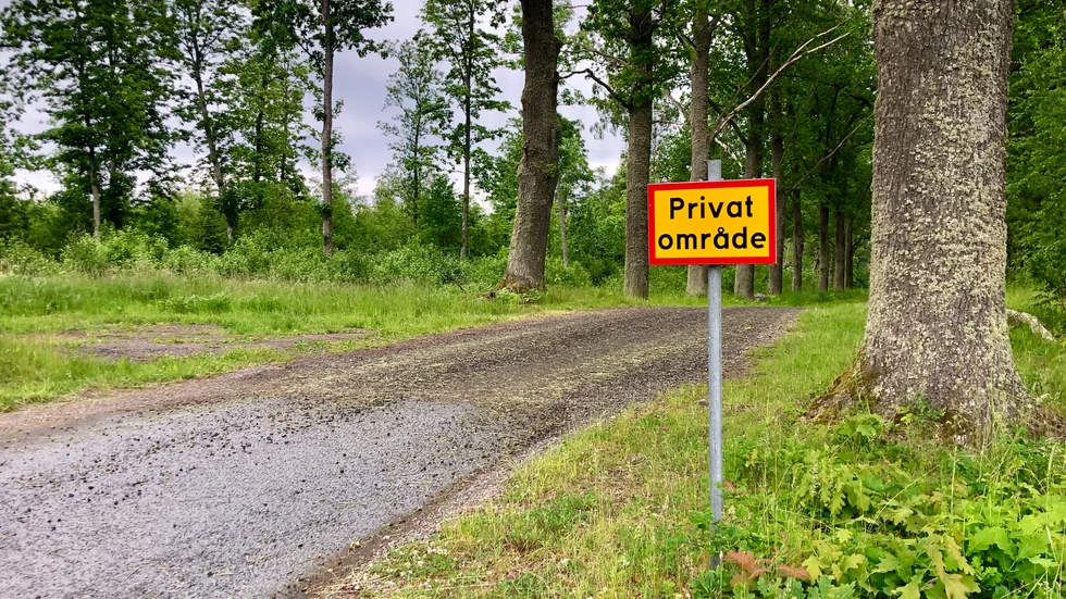 Så här ser en av skyltarna ut som sitter intill en av infartsvägarna till Hofsta säteri, mellan Katrineholm och Björkvik. Skylten har inget tillstånd och gäller i juridisk mening inte.