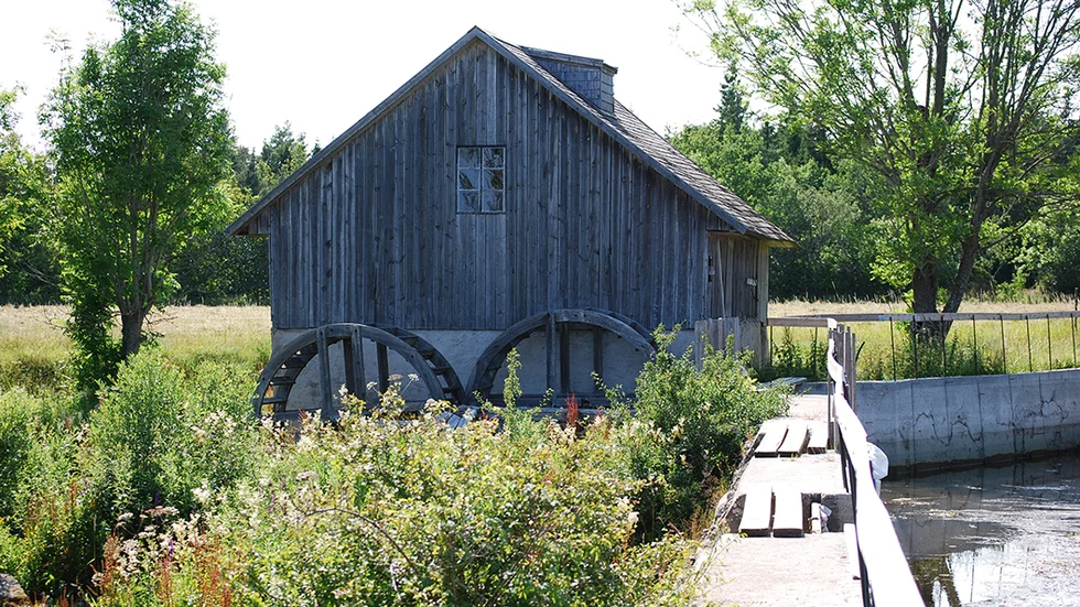 Lillrone kvar med dubbla vattenhjul byggdes 1880, och har restaurerats på senare tid. Hur mycket vatten det får finnas i kvarndammen har blivit en stridsfråga. Kvarnägaren har på nytt stoppats från att stänga dammluckor.