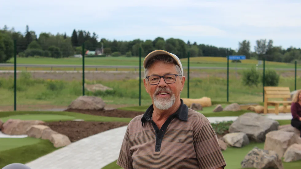 Roland Johansson, besökare av invigningen, tycker att det är mycket trevligt. 
"Det är skönt att man inte behöver åka till Linköping för att spela äventyrsgolf."
