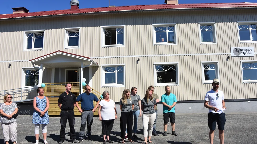 Kommunalrådet Claes Nordmark (S) invigde nya Snabelhuset. Ägare och hyresgäster stod alla till vänster om honom. 