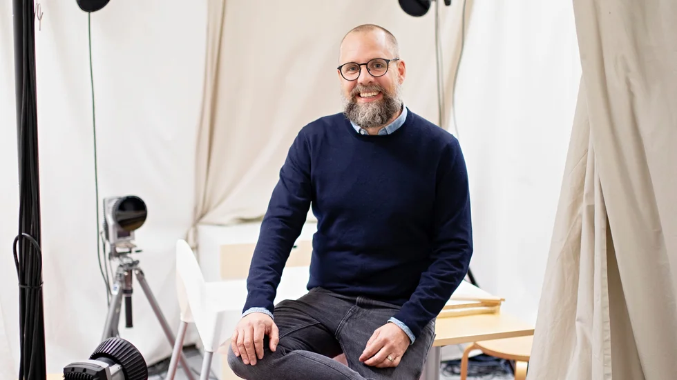Gustaf Gredebäck är professor vid Uppsala barn- och babylab, där man genom teknik som följer de riktigt små barnens ögon- och kroppsrörelser lär sig förstå hur barnen upplever världen. Nu uppmärksammas deras forskning i serien Babies på Netflix. 