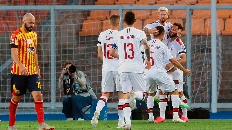 Milans Samu Castillejo, ljust hår, kramas om efter ledningsmålet mot Lecce.