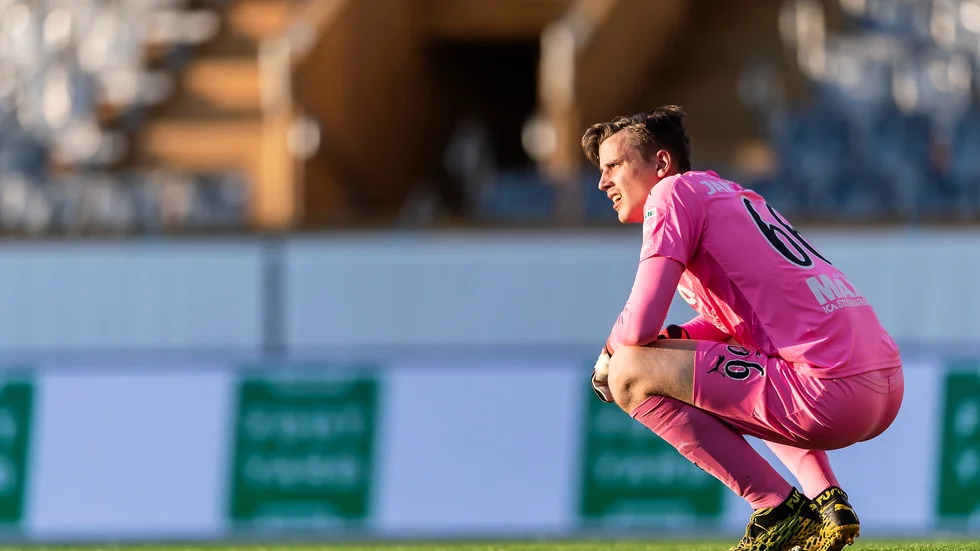 I skadade Joshua Wicks skadefrånvaro har unge Wille Jakobsson blivit AFC Eskilstunas val mellan Superettanstolparna. 