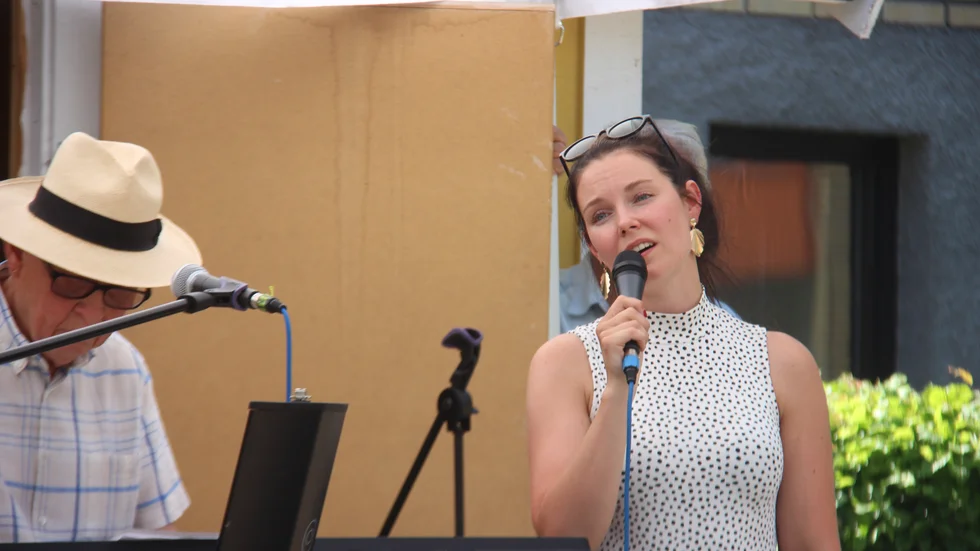 Sångerskan Josefine Wassler, som den 10 maj i år släppte singeln "Hjärtats slag". 