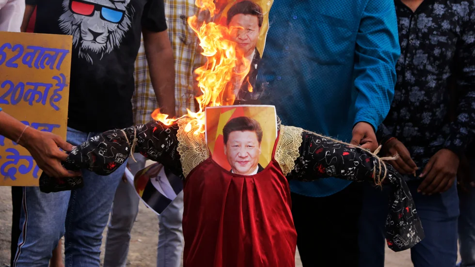 En bild av den kinesiska presidenten Xi Jinping bränns i Ahmedabad i Indien i samband med en protest till följd av oroligheterna i Himalaya tidigare i veckan.