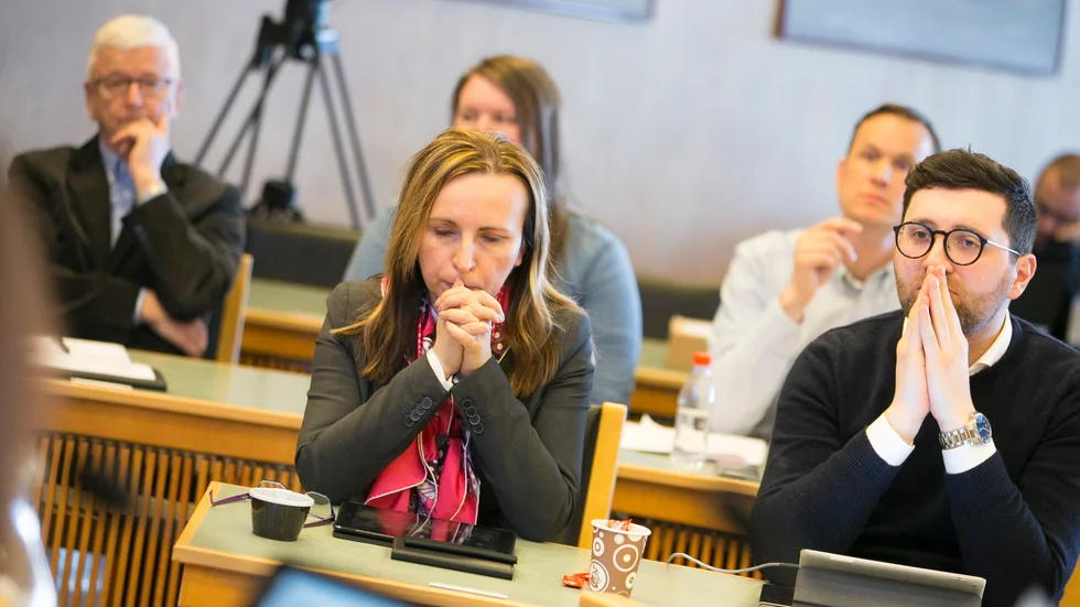 "Det finns folk som är missnöjda med en del som vi har gjort. Somliga tycker att allt ska vara som det alltid har varit, att allt modernt är för jäkligt och att de unga tar över", säger M:s Luleåordförande Nihad Zara. Till vänster: fullmäktigeledamot Sana Suljanovic (M).