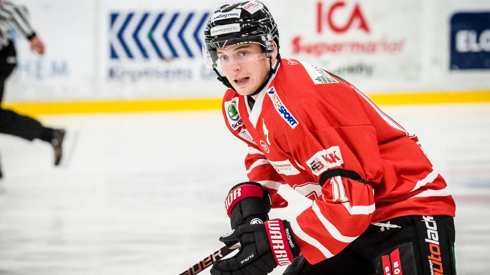 Nu anger Mörrum att John Moberg Forslund, tidigare flitig poängmakare i Nyköpingströjan, brytar med Mörrum och flyttar tillbaka.