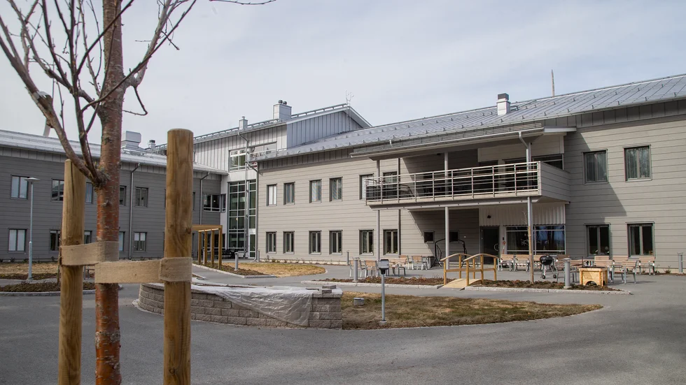 Via telefon fick anhöriga i våras veta att deras nära och kära på Ängsgården inte skulle få sjukhusvård om de blev coronasmittade. Enligt läkaren Petter Tuorda handlade det om individuella besked. (Arkivbild)