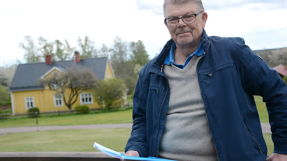 Per Samuelsson i Bomåla utanför Södra Vi är nöjd. Så här nära att få fiber till runt 200 hushåll i trakten har de inte varit förut. Nu hänger det bara på att tullräckligt många vill ansluta sig.