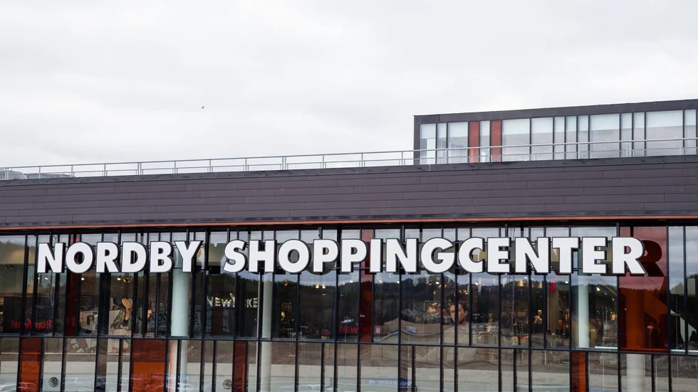På Nordby Shoppingcenter går alla och väntar på den norska regeringens besked, som ska komma på fredag, om gränsen till Sverige ska öppnas eller inte. Arkivbild