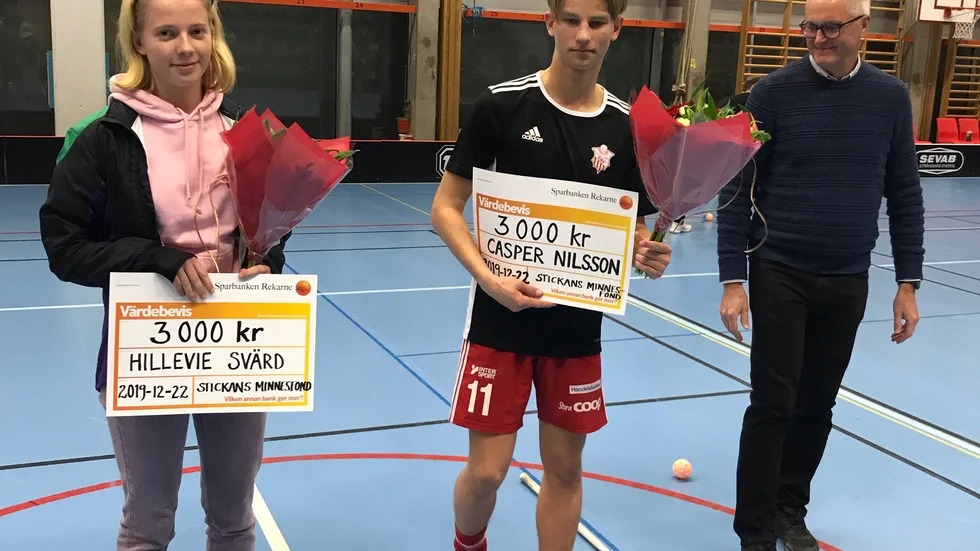 Hillevie Svärd, Strängnäs-Malmby, och Casper Nilsson, Strängnäs IBK, tillsammans med prisutdelaren Dag Sundin som ingår i juryn.