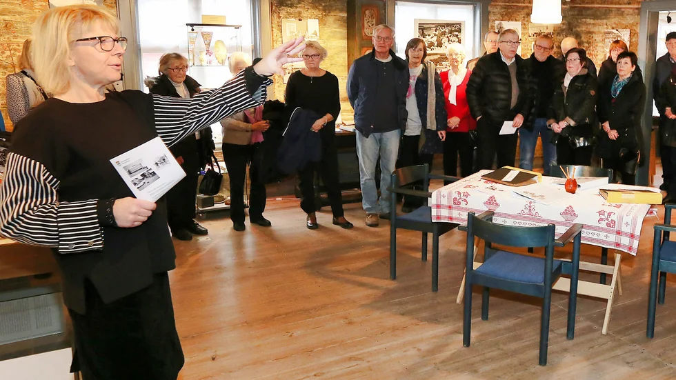 Så här brukar det se ut när Näktergalen öppnar sina utställningar. Sommarens planerade leksaksutställning skjuts nu på framtiden. "Den förtjänar en riktig och välbesökt vernissage", säger Gunilla Gustafsson.