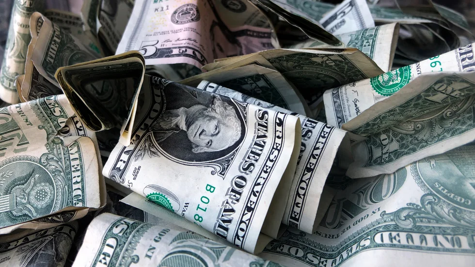 Nästan 30 000 dollar dök upp på Luleåbons konto.