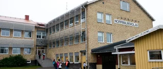Lågstadieelever sjunger för äldre
