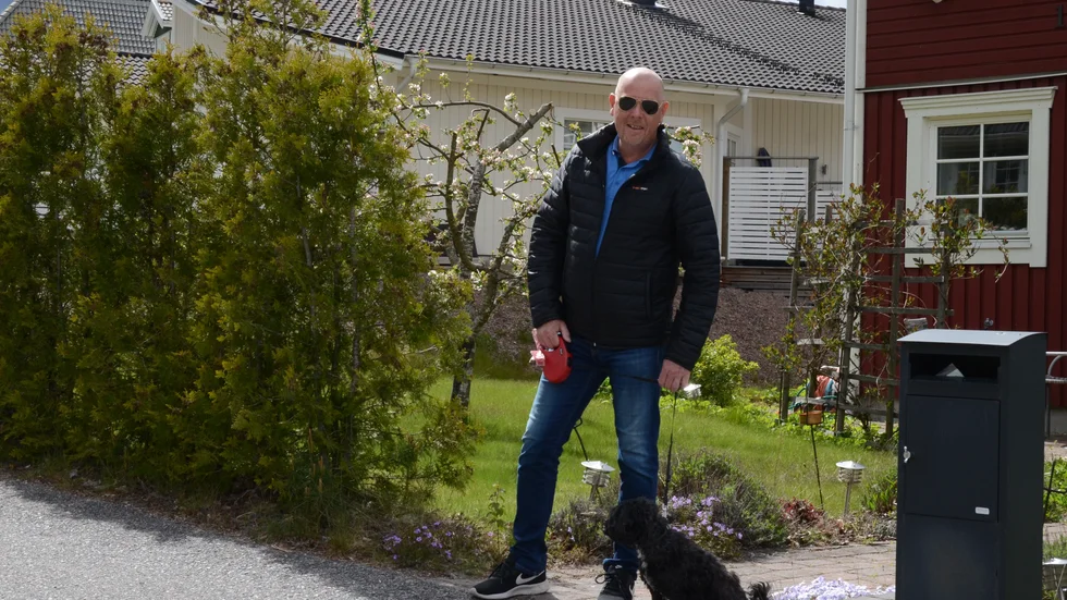 Familjen Ebbesson från Nyköping valde mellan att köpa en båt förra sommaren och en lägenhet i Spanien, det blev till slut den spanska bostaden. "Men nu hade det varit bra med en båt", säger Fredrik Ebbesson som bytt fikarasterna mot promenader med blandrastiken Daisy sedan coronautbrottet.
