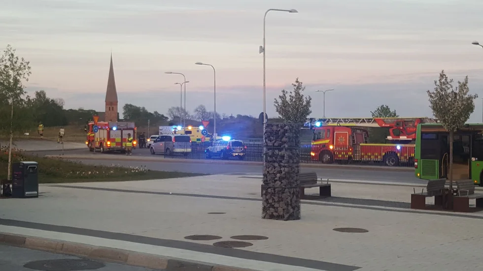 En moped kolliderade med en personbil i en av rondellerna vid Gränby köpcetrum.