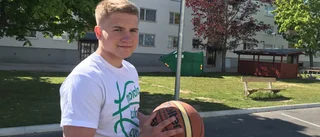 Flyttar hemifrån för att satsa på basket