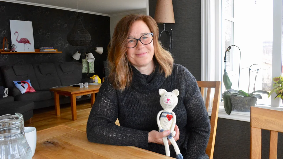 Åsa Widmark i Malå har engagerat sig för barn med hjärtfel. Förutom att virka katter skänker hon en slant till Hjärtebarnsfonden varje månad.