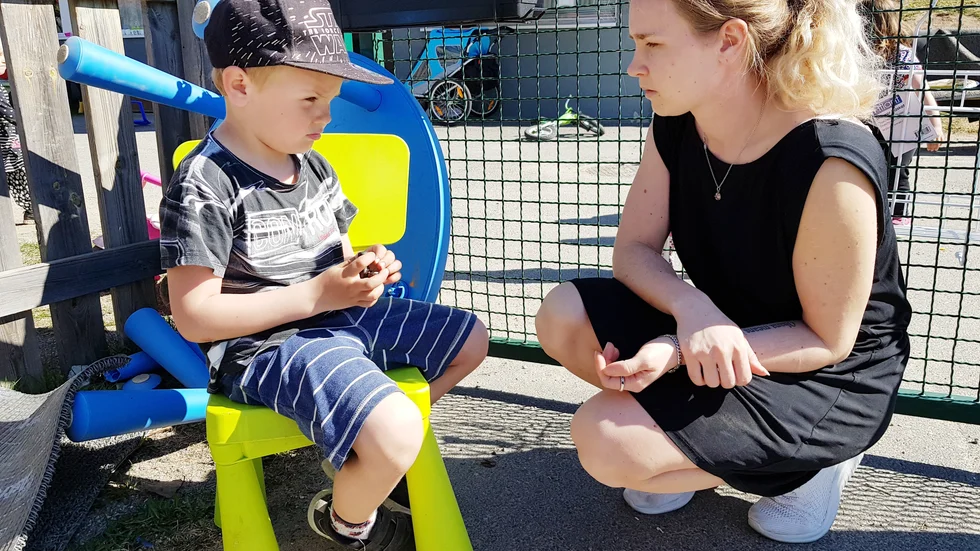 Ida Sehlkvist pratar med Elton Holmbom Westman, 5 år, om vad som hände under helgen med barnens saker, när vandaler var framme och hade sönder dem.