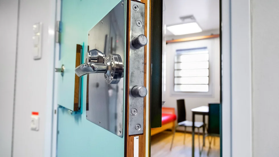Den man från Vimmerby som suttit häktad i två veckor misstänkt för att ha fört sin minderåriga dotter utomlands för giftermål släpptes på torsdagen ur häktet.