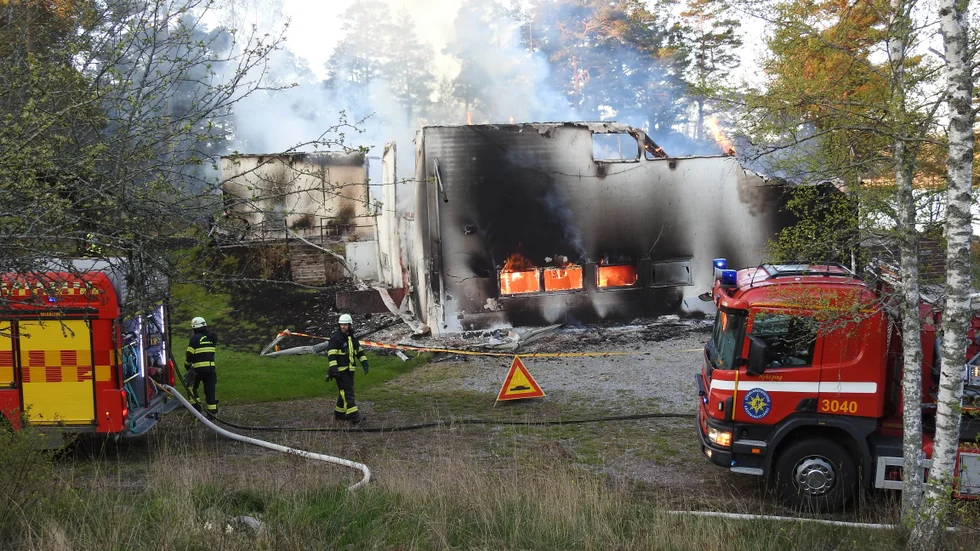 Fritidshuset, en större villa, var helt övertänt och bortom all räddning när brandmännen kom till platsen. 