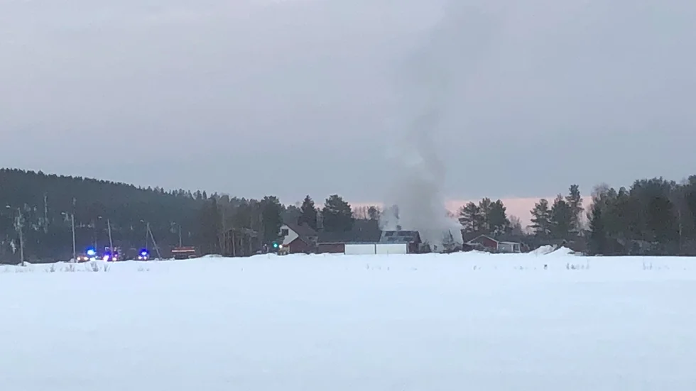 En verkstadsbyggnad i Pello brinner under fredagsnatten.