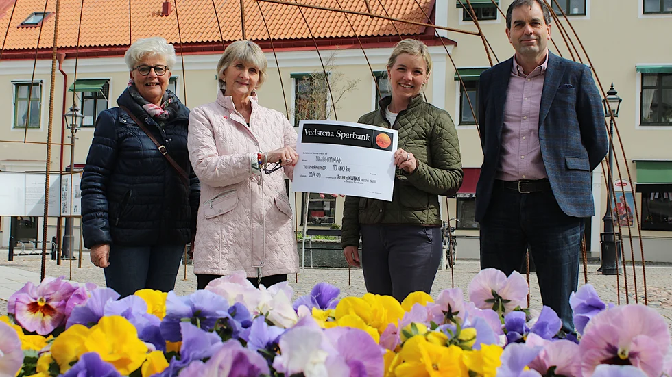 Britt-Mari Rudberg-Larsson och Kristina Falk från Majblomman tar emot en pengagåva från Rotaryklubben Vadstena Klosters representanter Jenny Eriksdotter och Lars Larenius.
