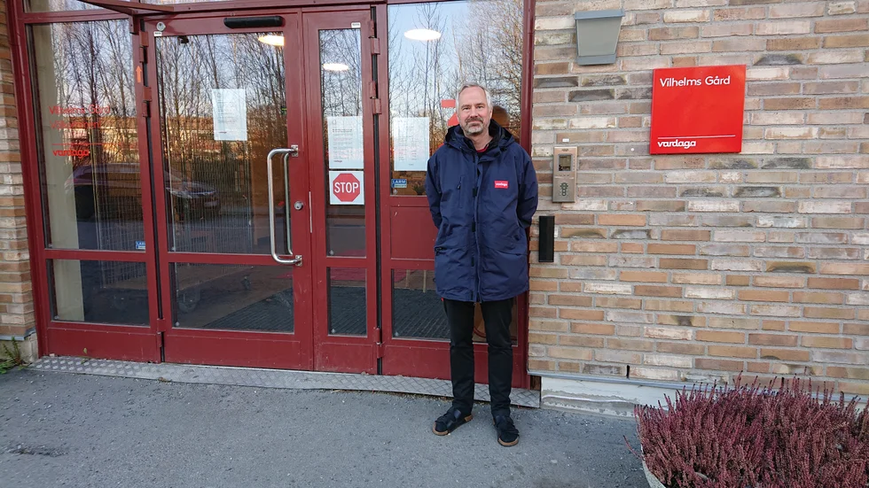 Besöksstopp och skärpta hygienrutiner är några åtgärder de infört på äldreboendet Vilhelms gård för att minska risken för att de boende smittas av coronaviruset. Nicklas Ahlgren är verksamhetschef. 