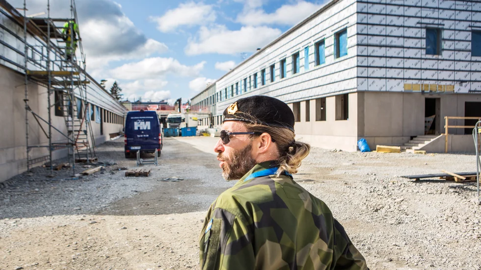 Kommunikationschefen Tomas Ängshammar menar att man ska handla efter "sunt förnuft" när det kommer till att dela bilder på försvarsmakten. 