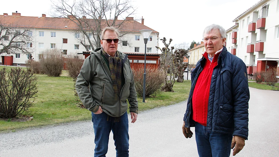 Ulf Sjöström och Börje Johansson i styrelsen för bostadsrättsföreningen Storgården 106 är glada över att medlemmarna erbjudits hjälp med matinköp och annat.