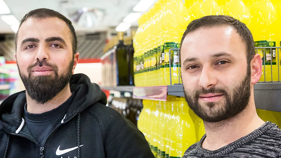 Osman Akdursun och Burak Sahin förvandlar butiken Världens mat till Katrineholms matcenter.