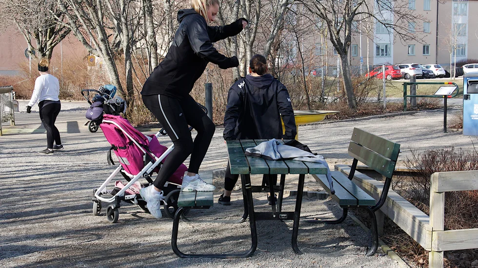 Rebecca Alaiso tränar step-up, sonen Emilio sover i vagn intill. Amanda Martinez (med ryggen mot kameran) tränar armmusklerna, dottern Alicia sitter i röda vagnen.