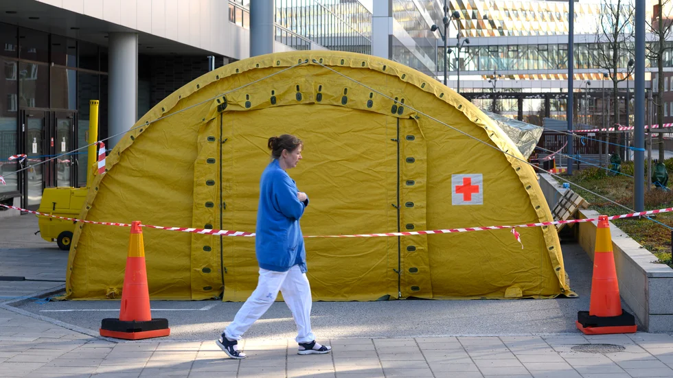 För att möta efterfrågan på vård har ett stort tält satts upp utanför entrén till Nya Karolinska i Solna.