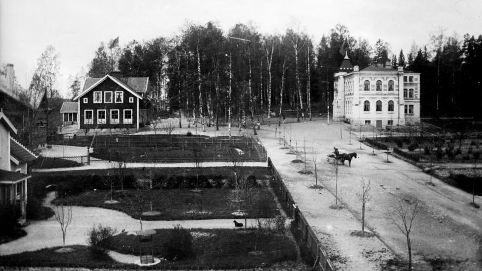 Västra skolan på 1890-talet. Vid den tiden var endast två av fyra skolhus byggda. Bakom dem byggdes 1899 ett hus med lärarbostäder och ett med skolsalar.

