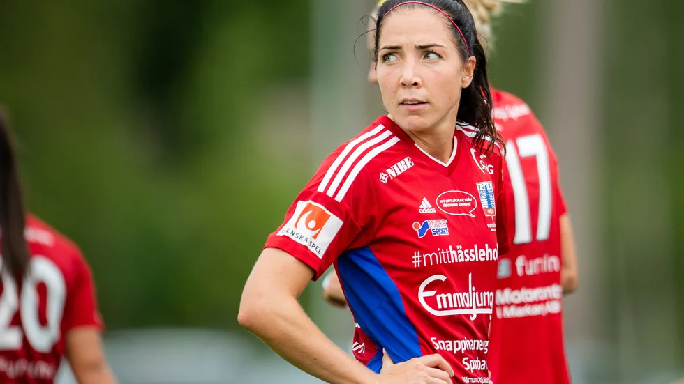 Clara Markstedt och hennes Vittsjö skulle spelat sin första match i damallsvenskan den 5 april. I stället väntar en extra lång försäsong.
