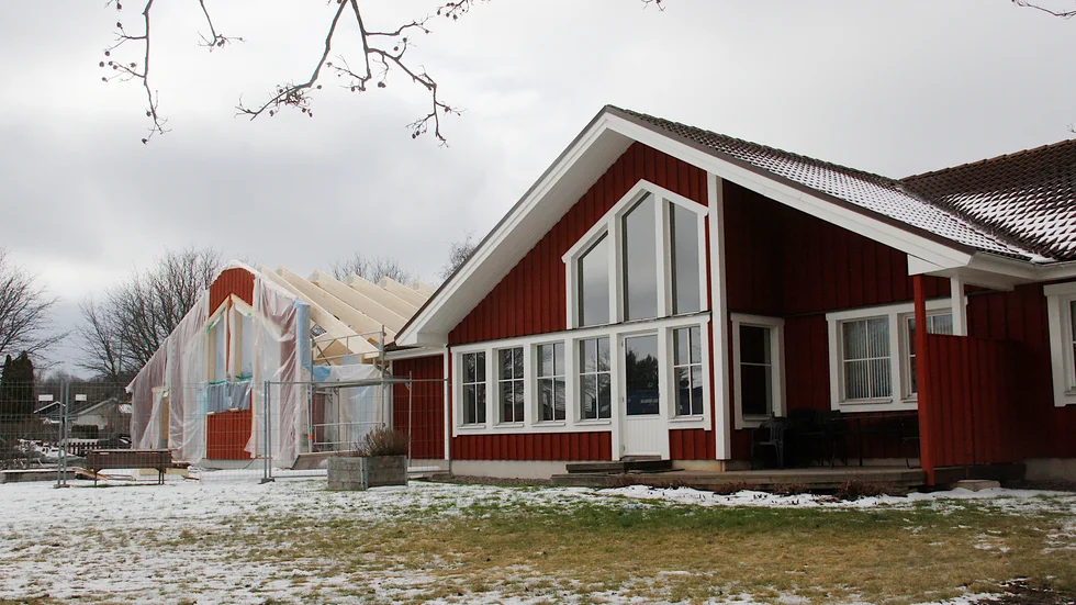 Kyrkstugans tillbyggnad håller på att ta form.