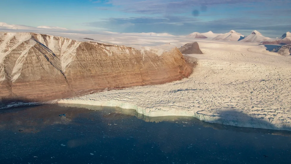 En av de stora glaciärerna som kalvar ut i Kongsfjorden vid Ny-Ålesund på Svalbard. 