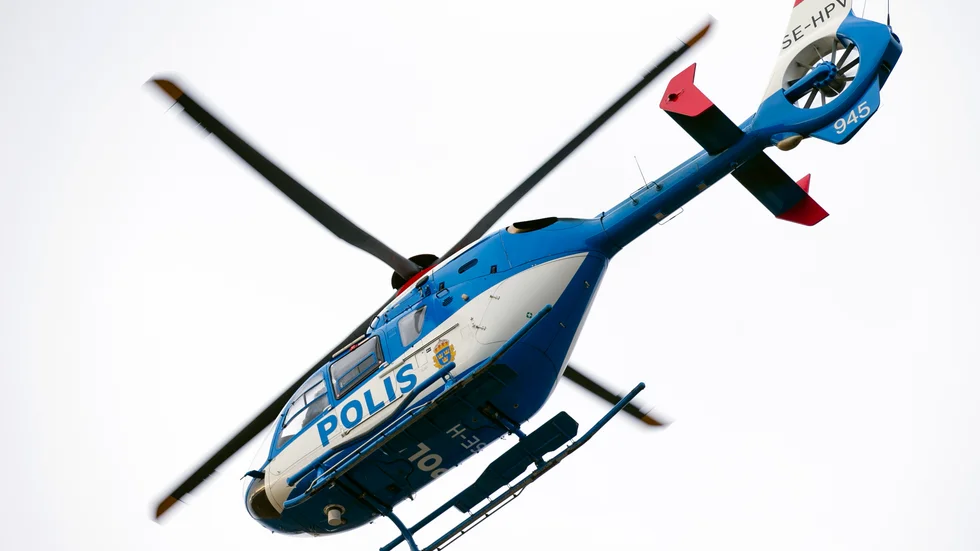 En helikopter på väg tillbaka från ett annat arbete hittade skotern fastkörd i en ravin.