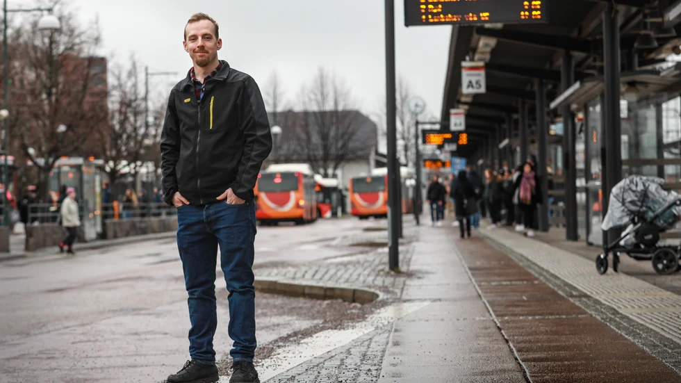 "Det handlar inte om att stänga ner busstrafiken, men för att bussarna ska kunna fortsätta rulla behöver vi friska chaufförer som kan framföra dem", säger Johan Hildor.