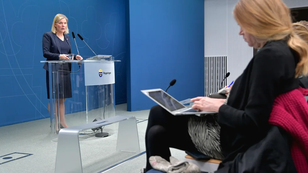 Finansminister Magdalena Andersson (S) presenterar regeringens förslag till förbättring av företags möjlighet till stöd vid korttidsarbete.
